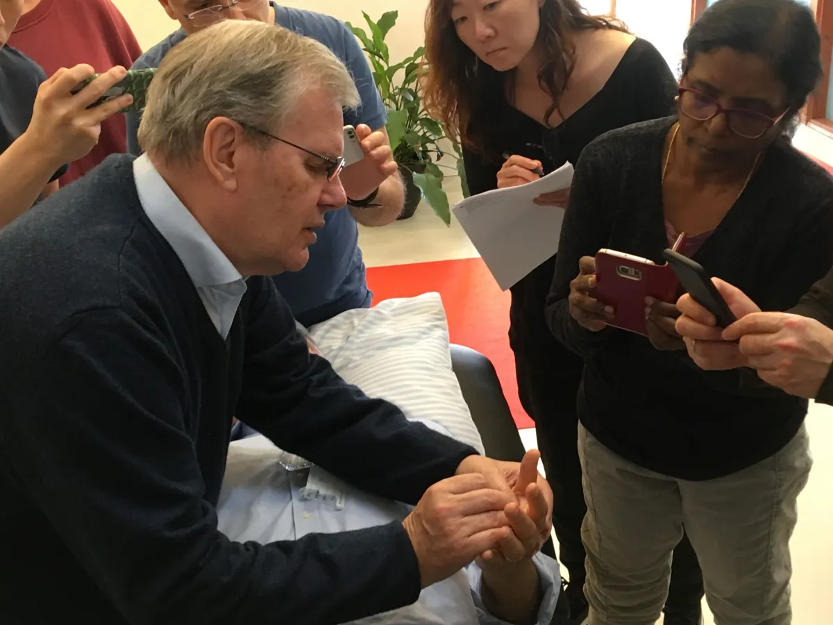 Prof. John Boel unterrichtet in Moderner Akupunktur (© Akupunktur Universitetet)