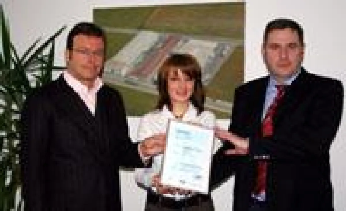 Feierliche Übergabe der TÜV-Zertifizierung am 3.Dezember bei der INTOS Electronic AG: vl.n.r.: Wolfgang Isenberg, Vorstand der INTOS ELECTRONIC AG, Natalie Wagner, Marketing, Jürgen Hirtz, TÜV Rheinla