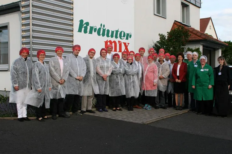 Bild: Der Marketing-Club Mainfranken e.V. schnupperte Kräuterluft bei der Kräuter Mix GmbH