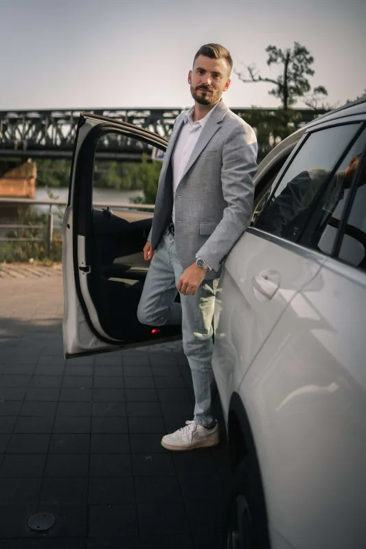 Jakob Kiender auf dem Weg zum nächsten Projekt – zwischen Strategie und Kreativität.