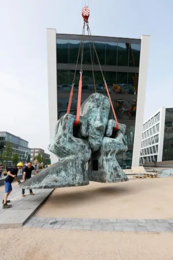 Bild: Der "Denker" zieht nach Bonn - SER schickt Bronzeskulptur zum Bonner Bogen