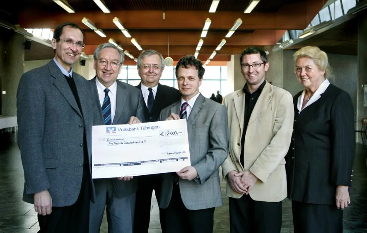 Scheckübergabe (v.l.n.r.): Reinhard Rubow (Retina Implant AG), Eberhart Zrenner (Universitätsaugenklinik Tübingen), Walter G. Wrobel (Retina Implant AG) sowie Dr. Claus Gehrig, Franz Badura und Ute Pa