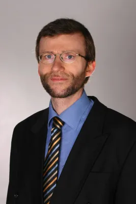 Bild: Informatik-Experte der Hochschule Harz erklärt innovative Flugroboter