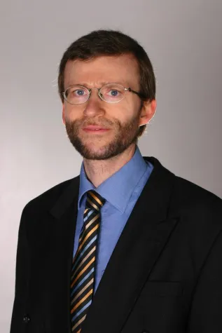 Bild: Informatik-Experte der Hochschule Harz erklärt innovative Flugroboter