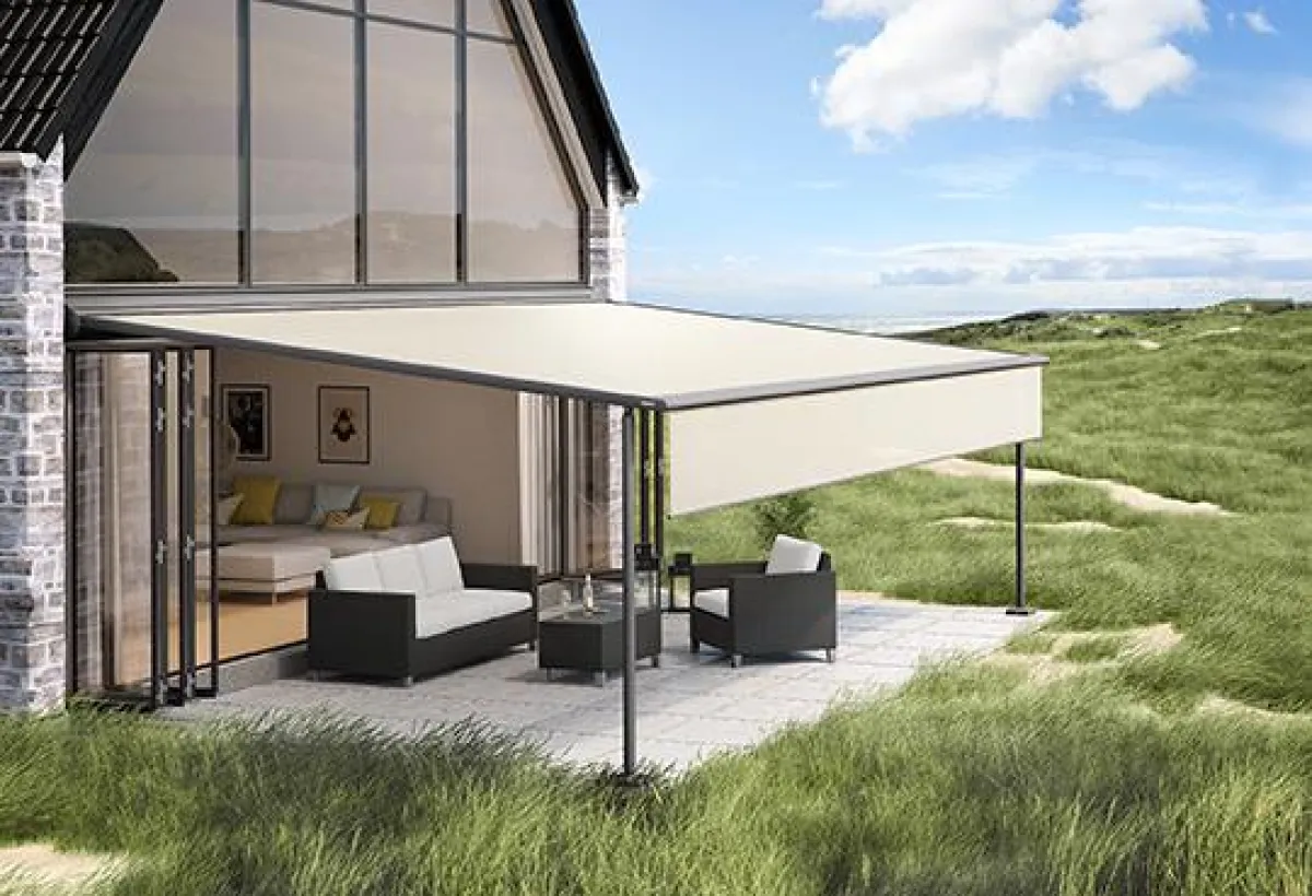 Senkrechtmarkise markilux „Schattenplus“ wird mit neuem Solarmodul betrieben