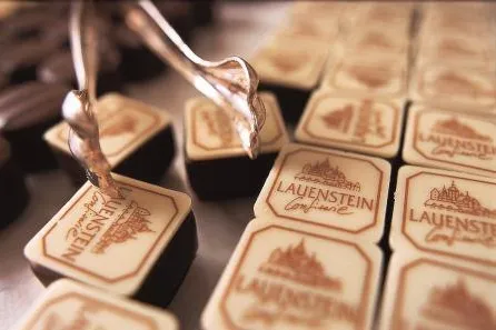"Handarbeit mit Seele" zum Mitmachen im Frankenwald - Porzellanmaler, Glasmacher, Chocolatier & Suppenkoch Bild: "Handarbeit mit Seele" zum Mitmachen im Frankenwald - Porzellanmaler, Glasmacher, Chocolatier & Suppenkoch
