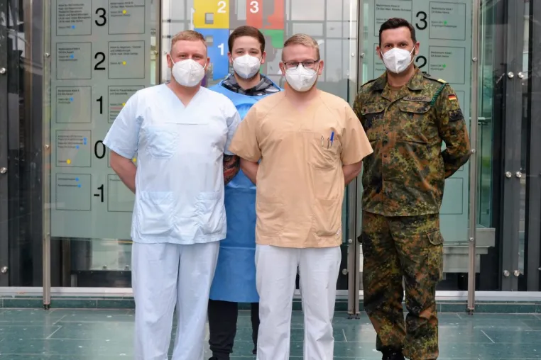 Bild: Soldaten auf Pflegemission