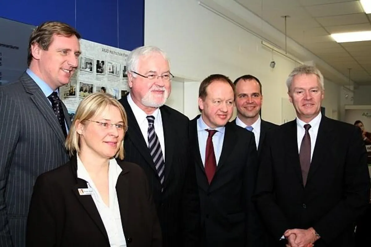 MdL Christian von Boetticher, Bürgermeisterin Krisitin Alheit, Ministerpräsident Peter Harry Carstensen, Rektor Prof. Dr. Roland Schwesig, Prorektor Prof. Dr. Torsten Olderog, AKAD-Geschäftsführer Har