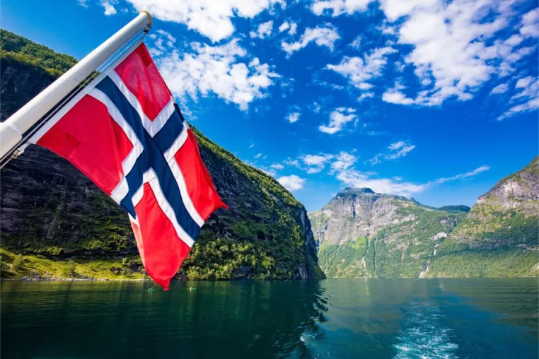 Bild: Alexander Jawinski erkundet Norwegens Fjorde: Mitternachtssonne und Nordlicht