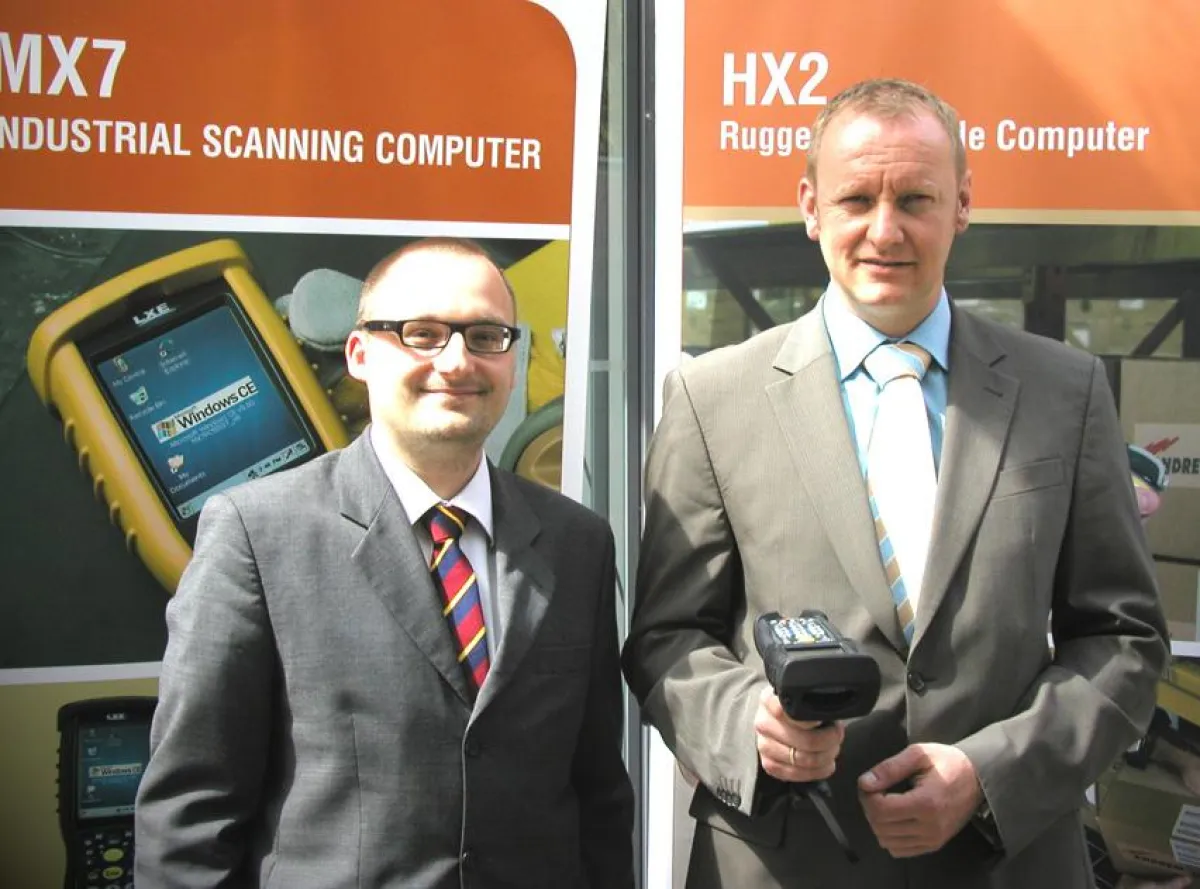 Tobias Laxa (Marketingleiter CIM GmbH) und Florian Hopen (Channel Manager LXE GmbH) besiegeln die strategische Partnerschaft beider Unternehmen (v.l.n.r.).