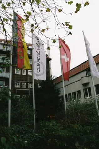 Bild: Clinical House zeigt Flagge gegen Periimplantitis