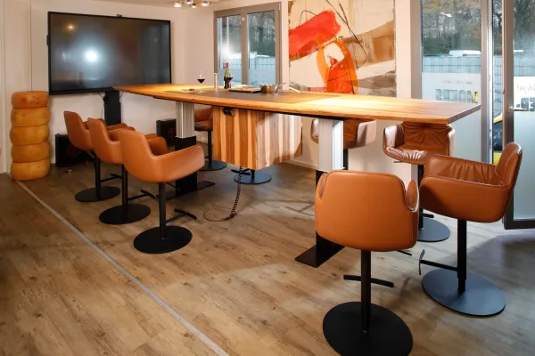 Bild: Warum der höhenverstellbare Konferenztisch mit Kochfeld die Büro-Revolution einläutet