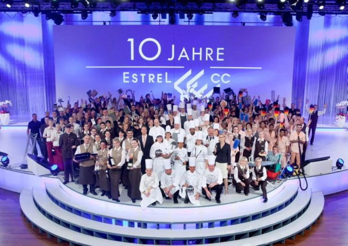 Die Mitarbeiter des Estrel Berlin - Europas größtem Convention-, Entertainment- & Hotel-Komplex - feiern den 10. Geburtstag ihres Kongresszentrums.