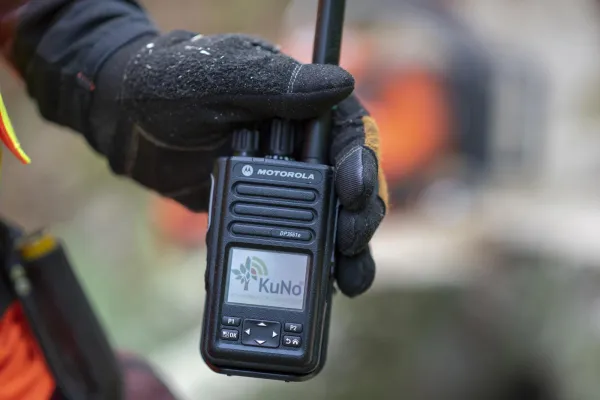 Bild: KWF-Profi-Zulassung für das Forstfunkgerät Motorola DP3661e KuNo – Anerkennung für höchste Qualität des Notruf-Geräts