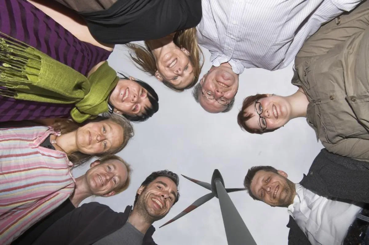 Nicht nur Windenergie präsentiert die Projektgruppe Sonne2.OL. Von unten mitte (im Uhrzeigersinn): Klaus Eilers, Stephan Meenen, Claudia Ganster, Johanne Uphoff, Dr. Sybille Krach, Dr. Holger Kaune, S