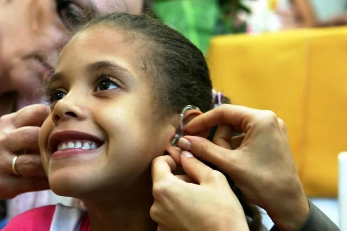 Gespendete Hörgeräte bieten für die ärmsten Kinder in Rio oft die einzige Möglichkeit, wieder akustisch am Leben teilzunehmen.