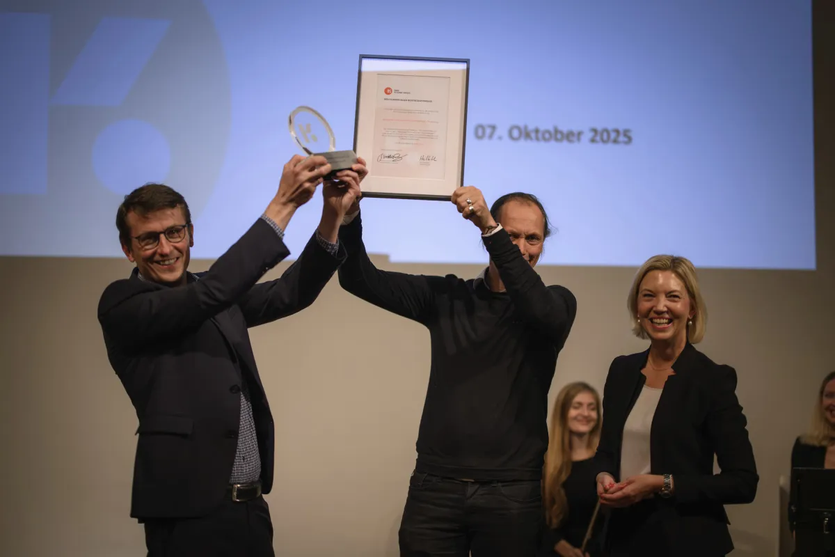 Dr. Matthias Lange (li.), Dr. Ulrich Focken (mi.), Mirja Viertelhaus-Koschig (re.) (© Mohssen Assanimoghaddam)