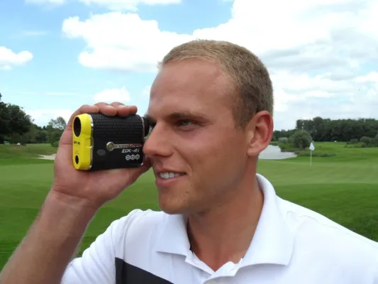 Bild: Daniel Wünsche nutzt Leupold´s GX-4i® Golf Laser Entfernungsmesser zur perfekten Turniervorbereitung