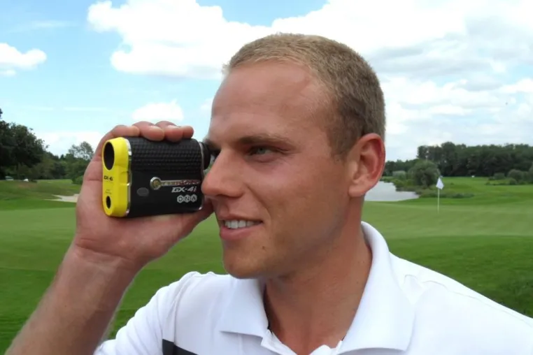 Bild: Daniel Wünsche nutzt Leupold´s GX-4i® Golf Laser Entfernungsmesser zur perfekten Turniervorbereitung