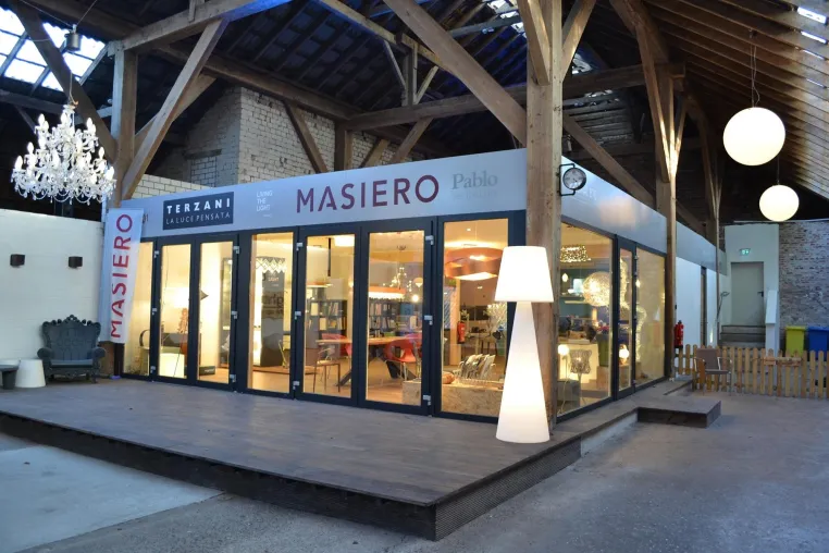 Bild: Der neue Showroom mit Designerleuchten
