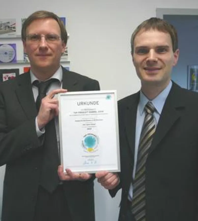 Oliver Kempfle & Andreas Wellensiek (v.l.) mit Urkunde TOP PRODUKT HANDEL 2009