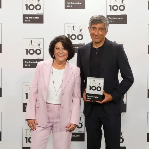 Bild: Ranga Yogeshwar gratuliert Mary Kay zum Sprung in die TOP 100