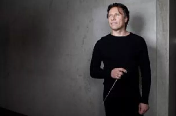 Bild: Kristjan Järvi dirigiert das Bayerische Staatsorchester - mit Branford Marsalis als Solisten