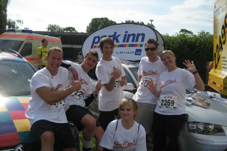 Park Inn Runners zeigen Farbe Bild: Park Inn Runners zeigen Farbe