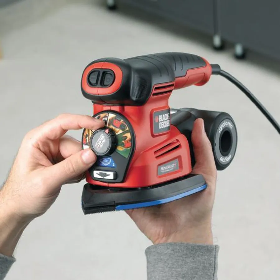 Die Heimwerker-Geräte AutoSelect von Black & Decker ?denken? mit beim Bohren, Schrauben, Sägen, Schleifen (im Bild) und Laden.