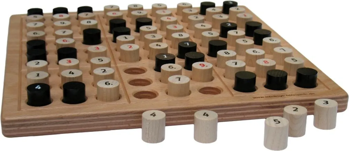 STR8TS: Vergessen Sie Papier und Bleistift. Das edle Holz-Brettspiel verbindet spannende Spielfreude mit stilvollem Ambiente.