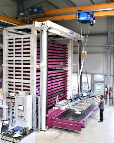 Schwere Bleche hoch gelagert Bild: Schwere Bleche hoch gelagert