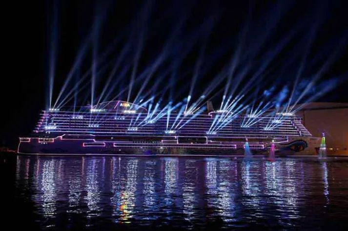 Bild: ELATION Proteus Hybrid für Taufe der AIDAnova