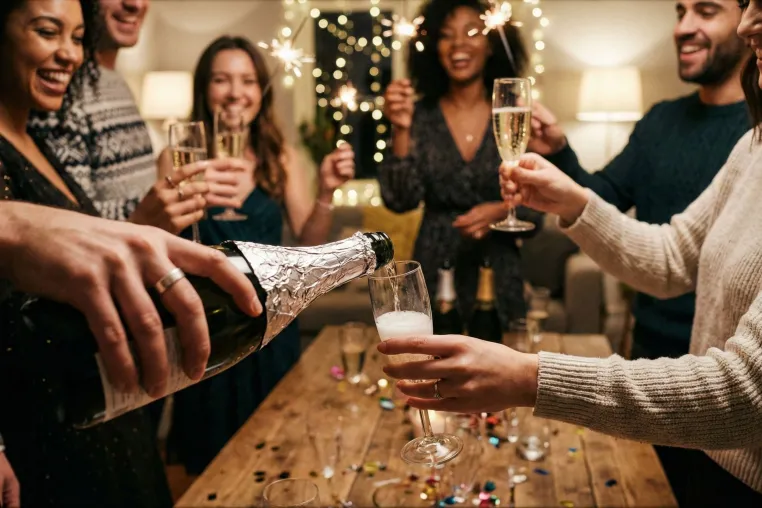 Bild: Silvester-Hack: Diese 4 "Champagner-Dupes" kosten ein Drittel – und schmecken genauso gut