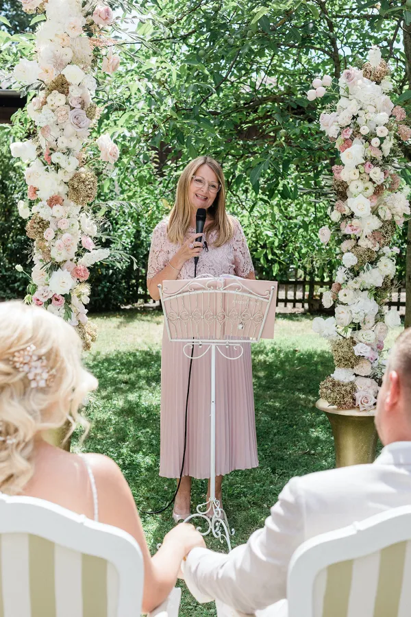 Sabine Greiff-Heberle hält eine Traurede (© Andreas Nusch)