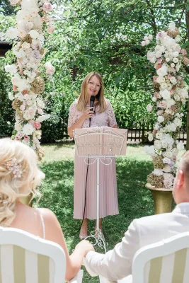 Bild: Sabine Greiff-Heberle startet trotz Corona Pandemie und unsicheren Zeiten mit ihrem Trau(m) Business durch