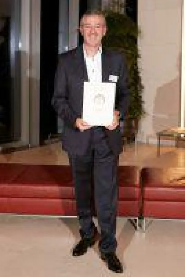 FLYERALARM-CFO Hartmut Kappes nahm die Auszeichnung, verliehen durch das Deutsche Institut für Service-Qualität & n-tv entgegen