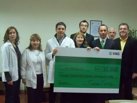 Bild: VAG überreicht Spende an erdbebengeschädigtes Krankenhaus in Santiago de Chile