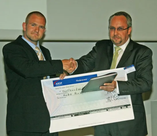 Bild: FH-Brandenburg-Absolvent Heiko Kirsch erhält in Stuttgart den ASQF-Förderpreis