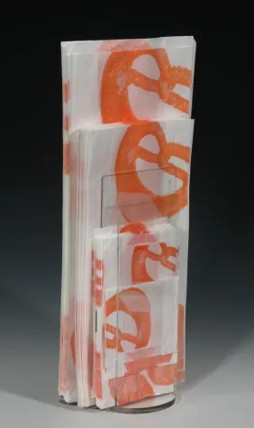 Bild: Einfach, praktisch, attraktiv - der neue FMU-Tütenhalter lagert Tüten stehend und macht das Einpacken einfach