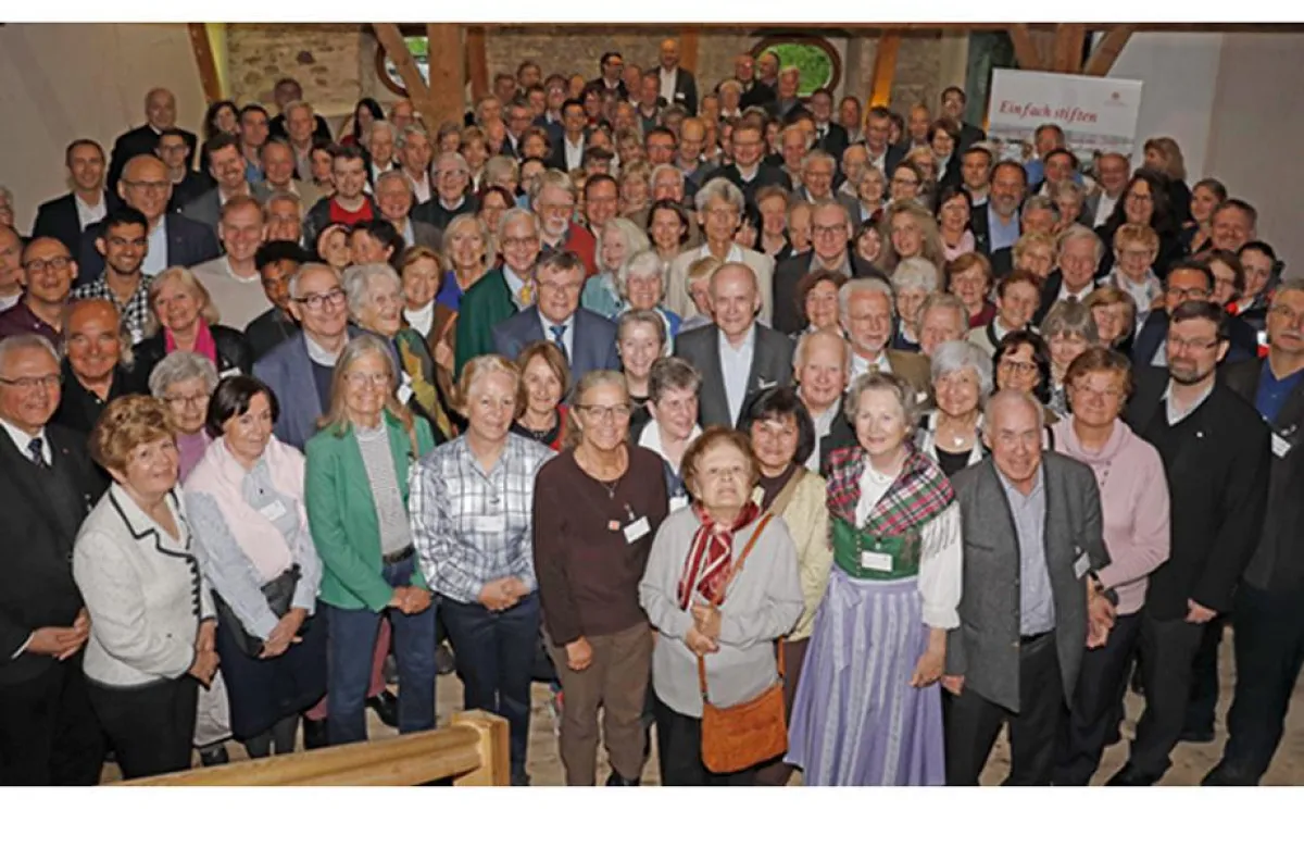 Die Stifterfamilie in der Tenne des historischen Maierhofs. Foto: © Marion Vogel