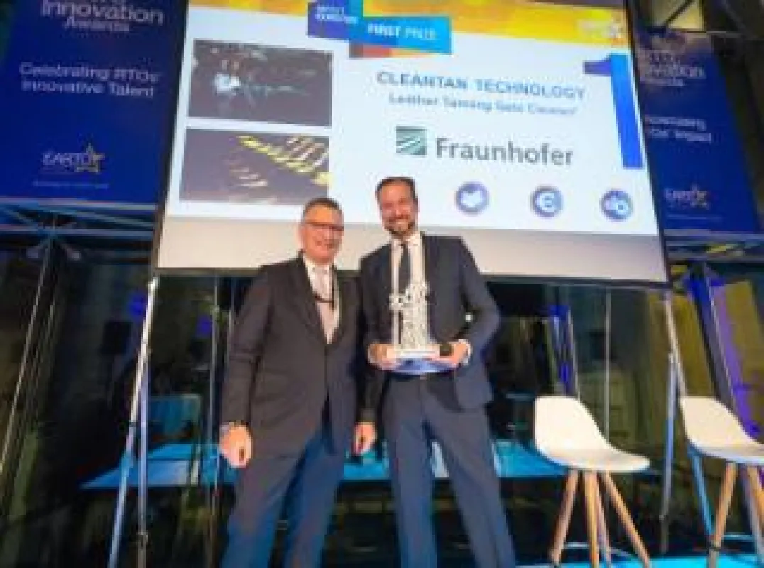 Dr. Manfred Renner erhält am 11. Oktober 2017 in Brüssel den Europäischen Innovationspreis EARTO 2017 für ein vollkommen neuartiges Ledergerbverfahren. (© Foto EARTO / Thomas Blairon)