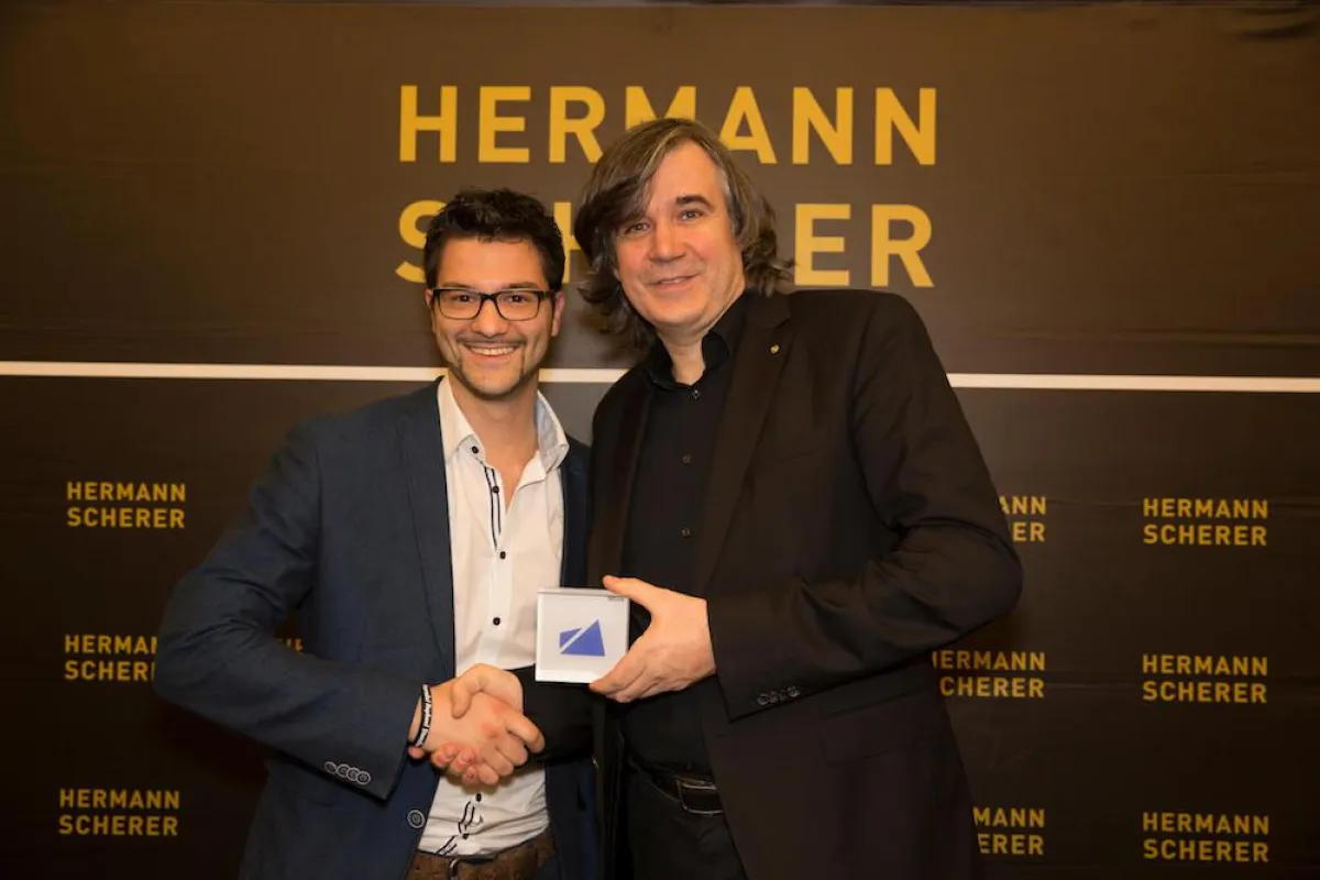 Raphael Stenzhorn bekommt den Award für seinen Vortrag von Hermann Scherer
