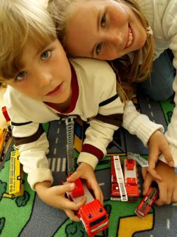 Mit anderen gemeinsam spielen ist für Kinder mit ADHS oft ein Problem. Ergotherapie fördert Konzentration, Ausdauer und soziales Verhalten.