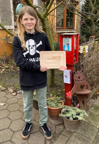 Bild: Der 14-jährige Jonte aus Bremen mit seinen Saatgutautomaten wird „Insektenschützer 2021“