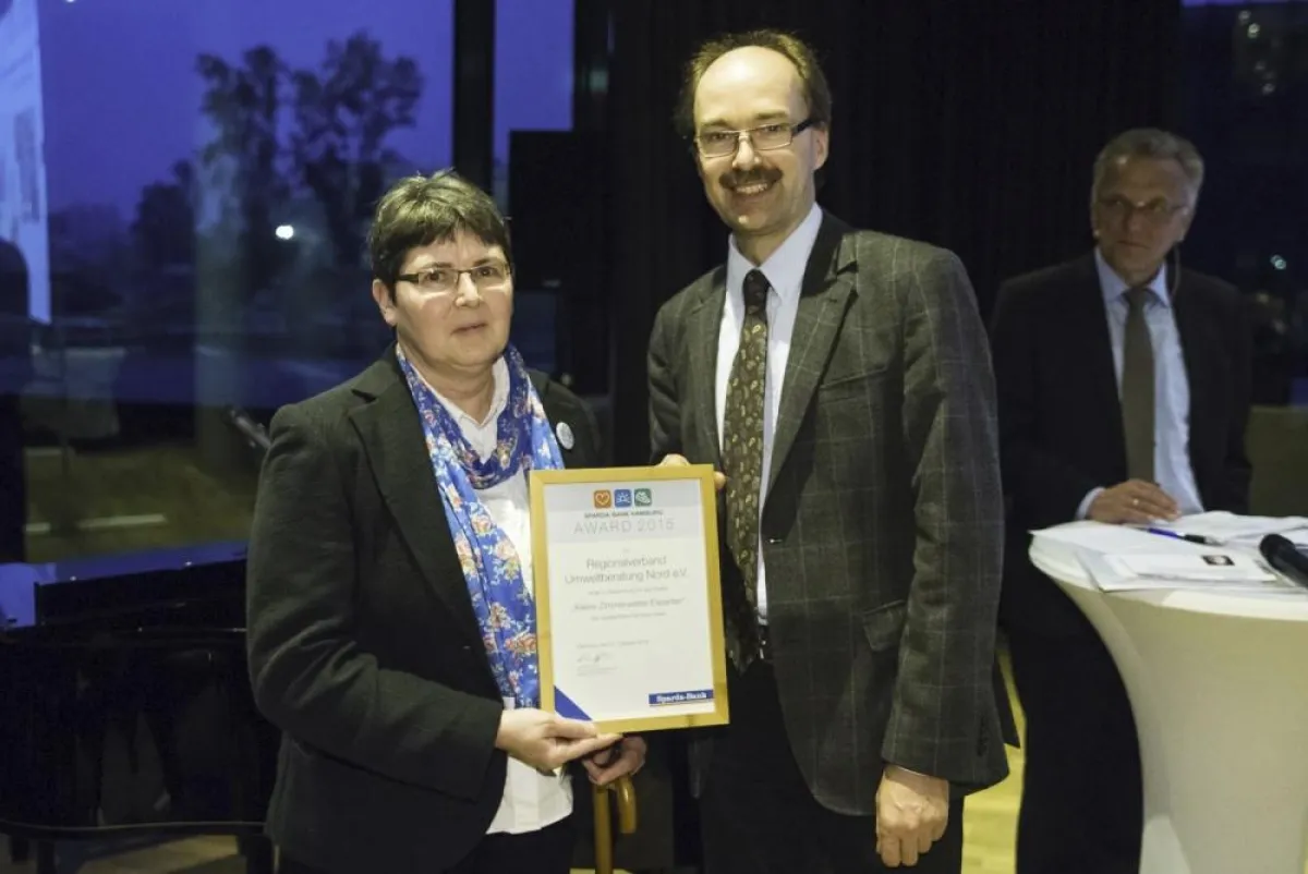 Laudator Martin Oldeland (B.A.U.M. e.V.), Meike Ried (Zimmerwetter-Projekt) - Foto: Oliver Reetz