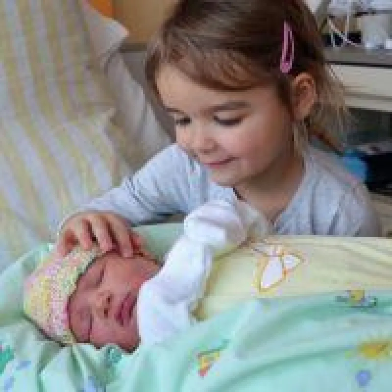 Die vierjährige Marta freut sich über die Ankunft ihrer Schwester Lucie.