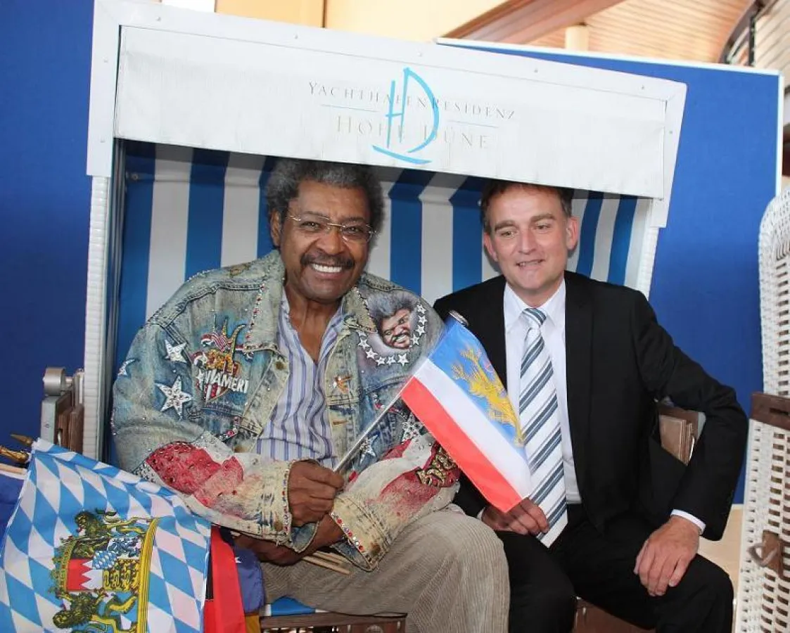 Don King und Jürgen Sturm (Mitglied der Geschäftsleitung der Yachthafenresidenz Hohe Düne)