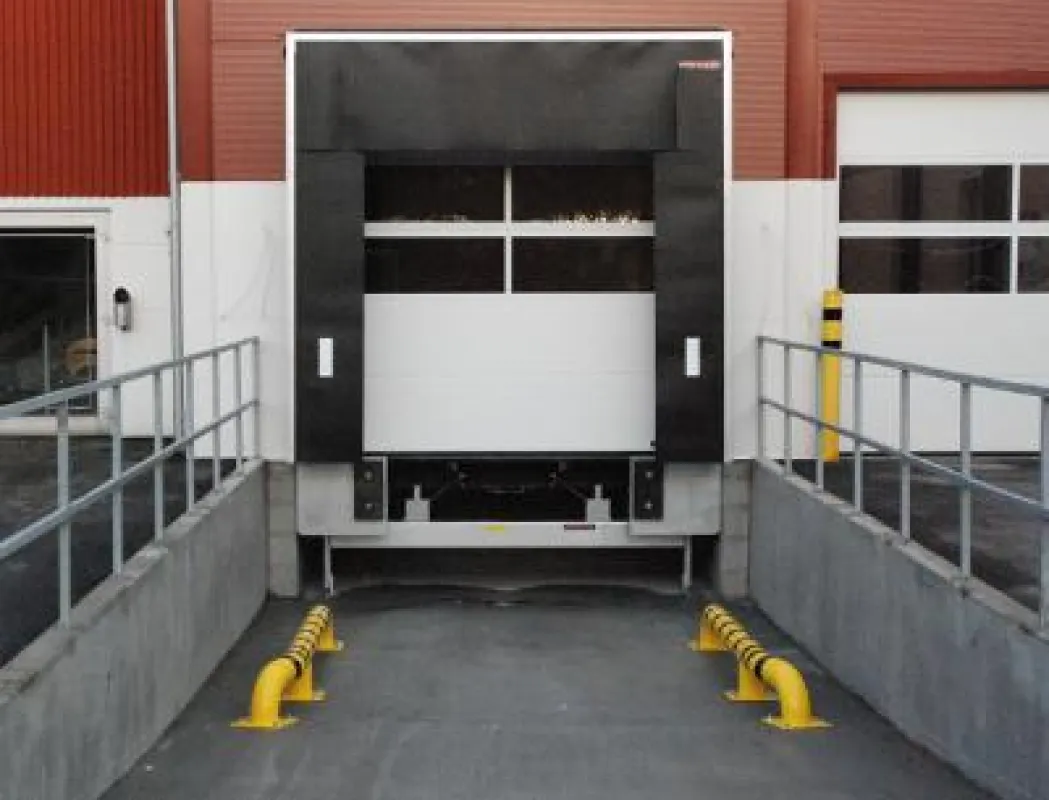 LKW-Einfahrhilfe vor der Verladerampe