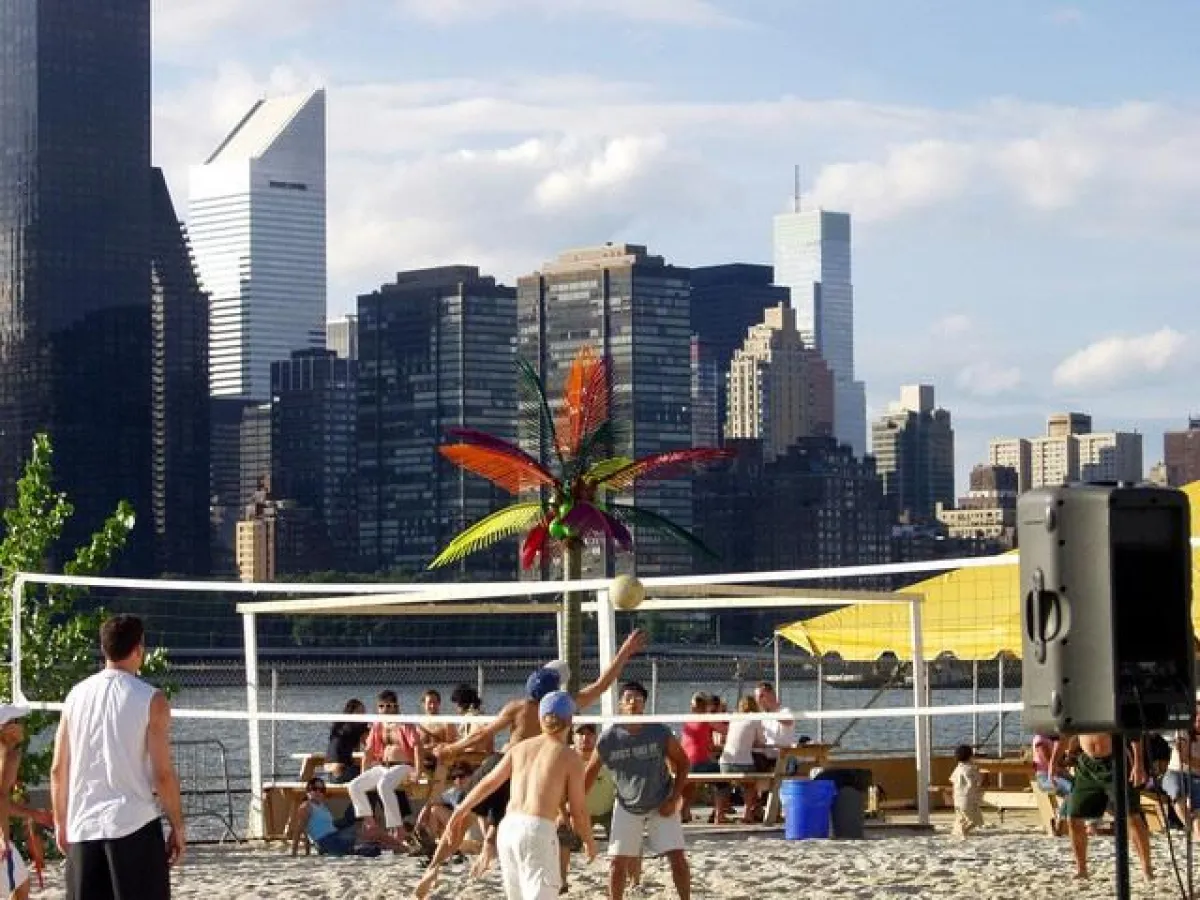 Strandleben mitten in New York vor wunderbarer Kulisse