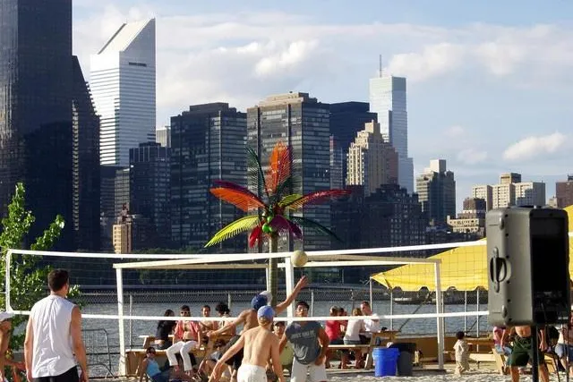 Sommer, Sonne, Sand & Fluß - Zwei neue Strände von Water Taxi Beach in New York Bild: Sommer, Sonne, Sand & Fluß - Zwei neue Strände von Water Taxi Beach in New York